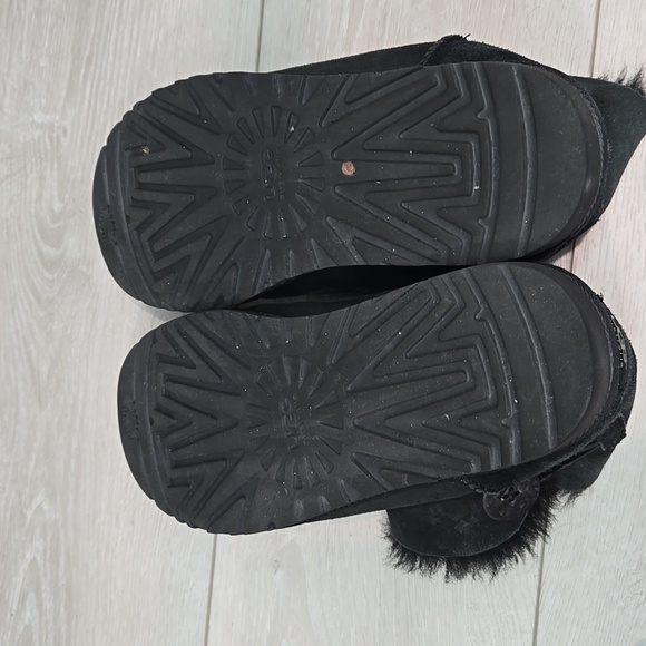 Ugg Australia Women's 3352 Button Black Suede Sheepskin Ankle Boots Shoes Sz 9 - Picture 11 of 11